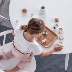 Kids Concept Kaffee- und Teeset aus Holz am Tisch