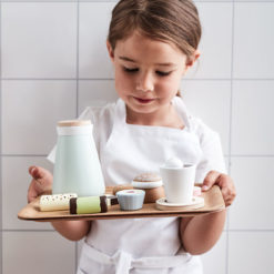 Kids Concept Kaffee- und Teeset aus Holz mit Mädchen