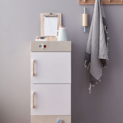Kids Concept Kühlschrank vor Wand