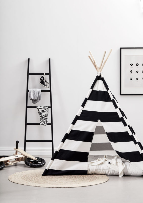 Kids Concept Tipi Zelt schwarz : weiß im Zimmer