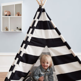 Kids Concept Tipi Zelt schwarz : weiß mit Jungen