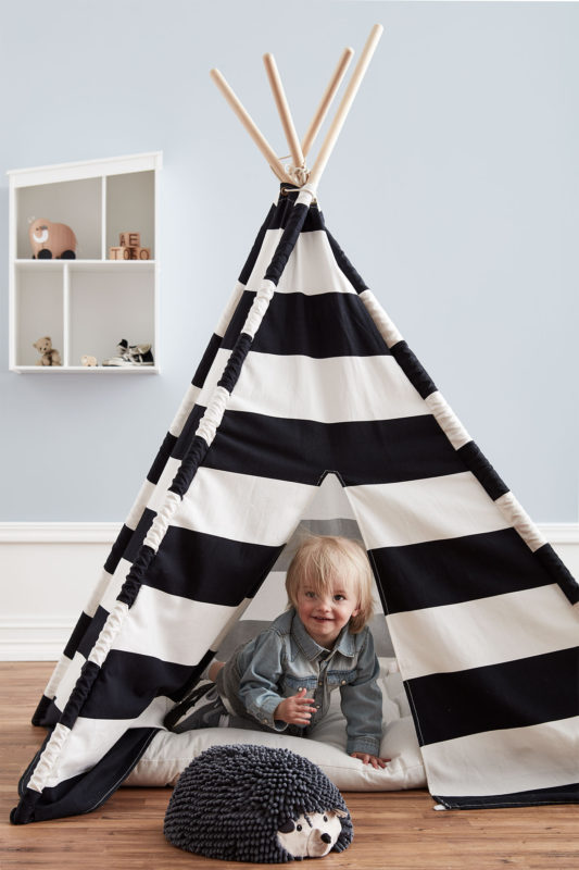 Kids Concept Tipi Zelt schwarz : weiß mit Jungen