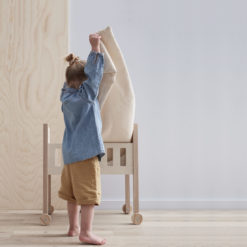 Kids Concept Puppenbett Natur mit Mädchen