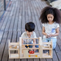 PlanToys Slide N Go Puppenhaus mit Kindern