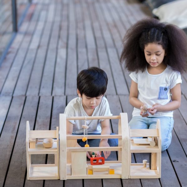PlanToys Slide N Go Puppenhaus mit Kindern