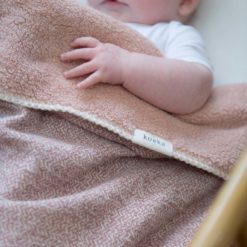 koeka Babydecke Vigo Teddy old pink : shadow pink, 70x100cm im Bett
