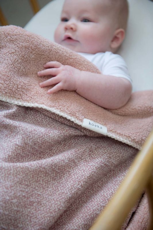 koeka Babydecke Vigo Teddy old pink : shadow pink, 70x100cm im Bett