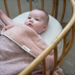 koeka Babydecke Vigo Teddy old pink : shadow pink, 70x100cm mit Baby