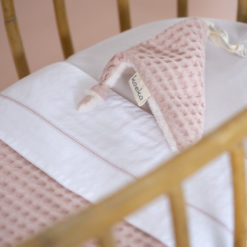 koeka Kinderdecke Oslo shadow pink : light shadow pink, 100x150cm im Bett