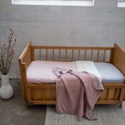 koeka Wickelcape Vigo old pink auf Bett