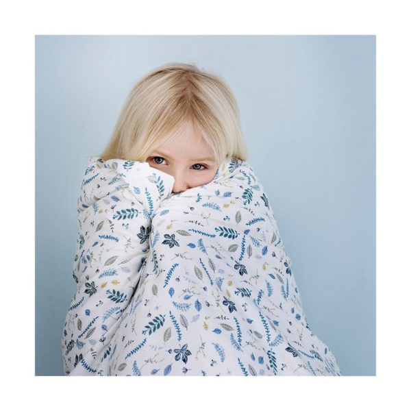 Cam Cam Baby Bettwäsche „Pressed Leaves Blue“ mit Kind