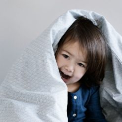 Cam Cam Junior Bettwäsche „Grey Wave“ mit Kind