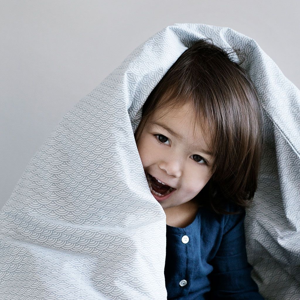 Cam Cam Junior Bettwäsche „Grey Wave“ mit Kind