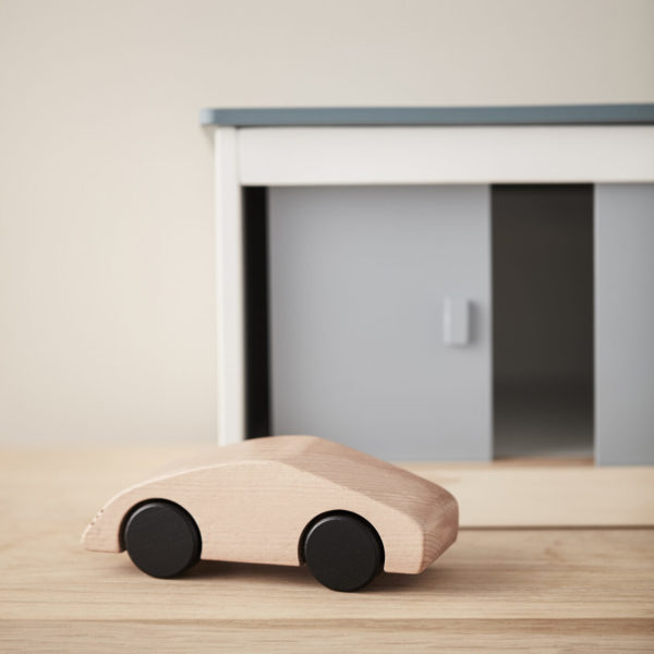 Kids Concept Auto Sport Aiden vor Garage