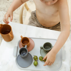 Liewood Ophelia Silikon Tee-Set beim Spielen