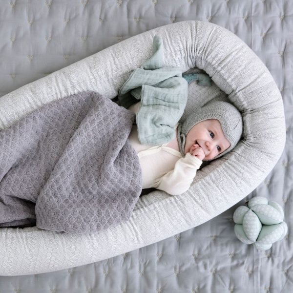 Cam Cam Babynestchen „Grey Wave“ mit Baby