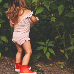 Liewood Tekla Regenstiefel „Apple red : creme“ mit Mädchen