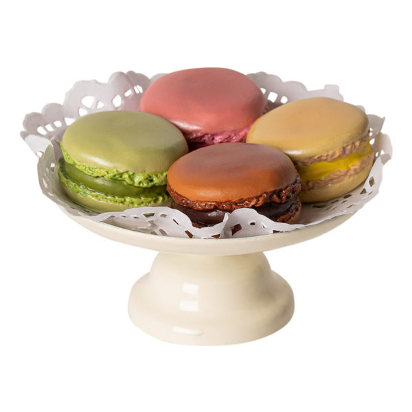 Maileg Macarons mit Kuchenständer und Karton Nahaufnahme