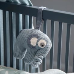 Sebra Häkel-Spieluhr, Fanto der Elefant, powder blue am Bett