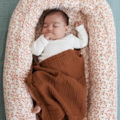 Cam Cam Babynestchen „Caramel Leaves“ mit Baby