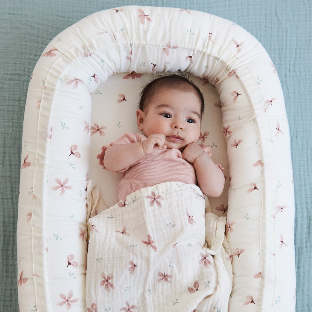 Cam Cam Babynestchen „Windflower Creme“ mit Baby