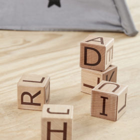 Kids Concept Buchstaben-Klötze NEO natural – Bild 5