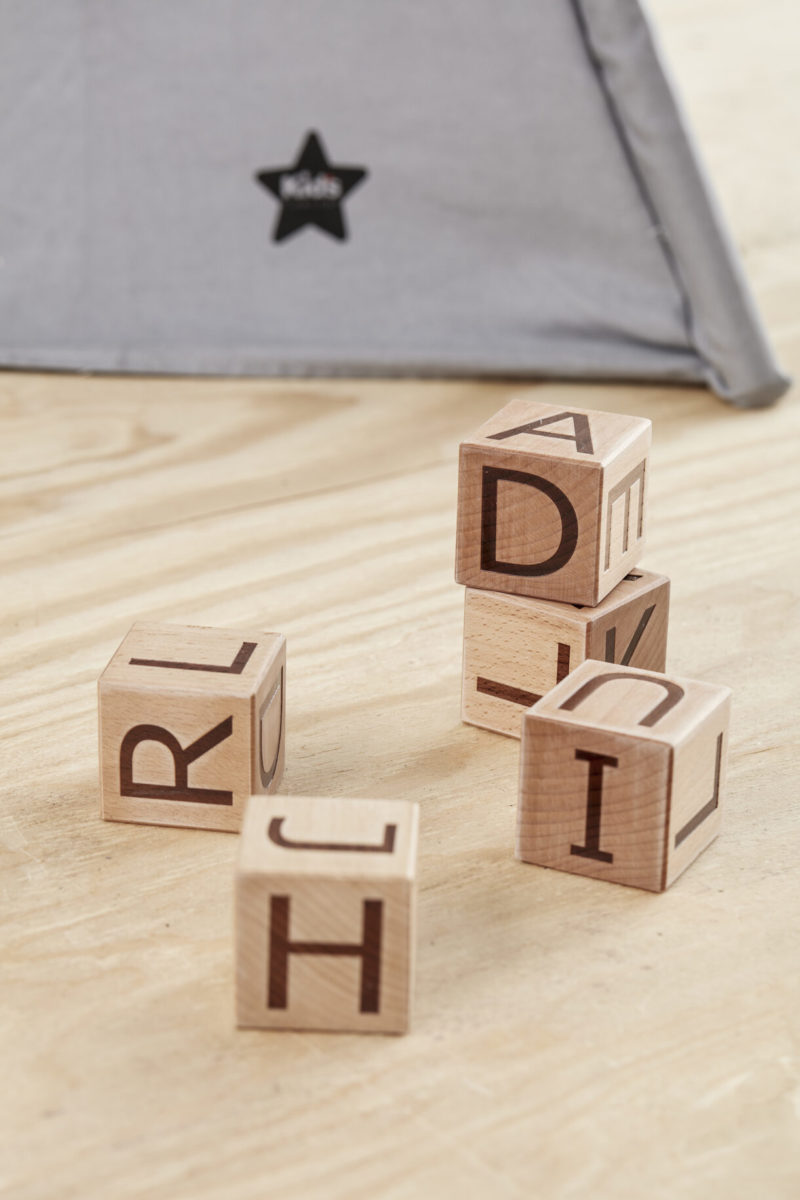 Kids Concept Buchstaben-Klötze NEO natural – Bild 5