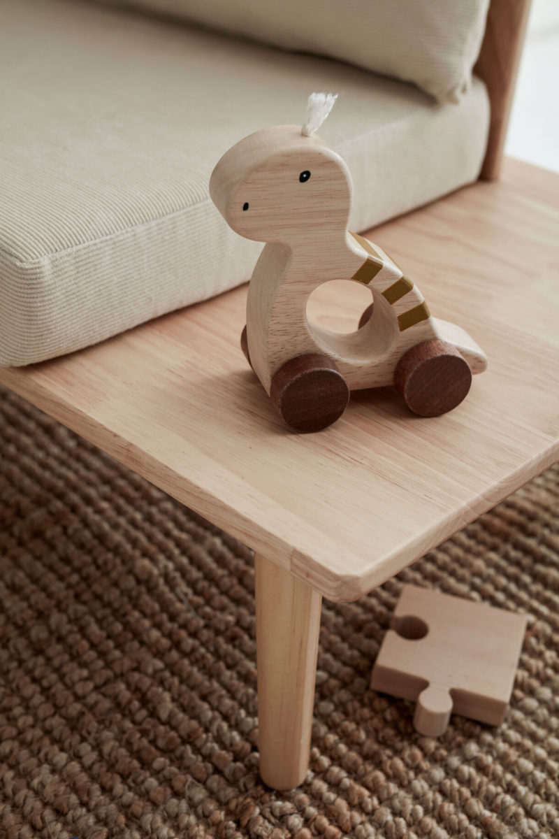 Kids Concept Schiebefigur Dino natur Neo auf Tisch