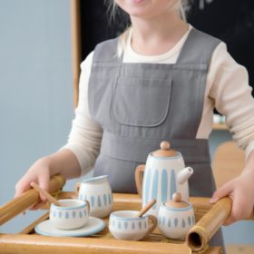 Sebra Tee-Set aus Holz mit Mädchen