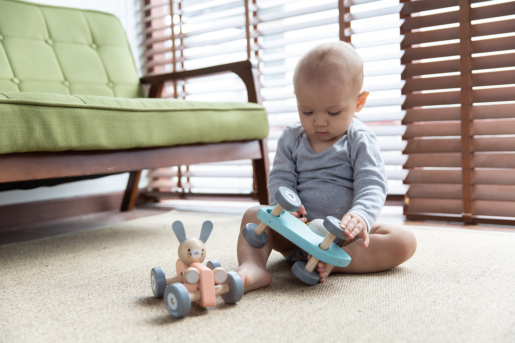 PlanToys Holzauto, Rennwagen mit Huhn 01