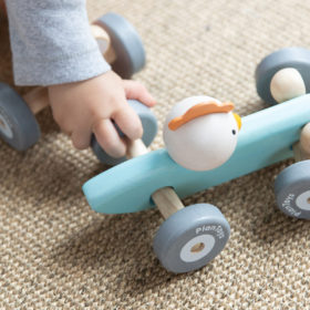 PlanToys Holzauto, Rennwagen mit Huhn 03