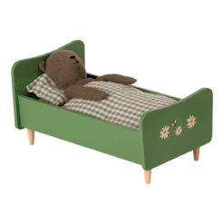 Maileg Holzbett Teddypapa „Dusty Green“ mit Kuschelbär