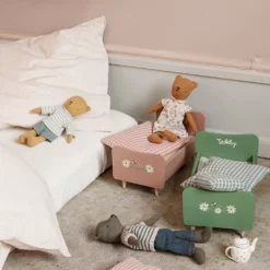 Maileg Puppenbett Teddypapa aus Holz „Dusty Green“ Mood