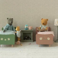 Maileg Puppenbett Teddypapa aus Holz „Dusty Green“ Mood