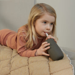 Liewood Dylan Trinkbecher „Khaki sandy mix“, Silikon, 2er-Set mit Mädchen