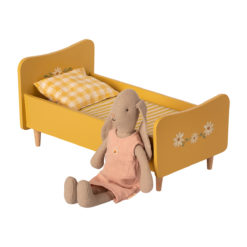 Maileg Puppenbett aus Holz „gelb“, Mini, Hasengröße, 26x13cm – Bild 2