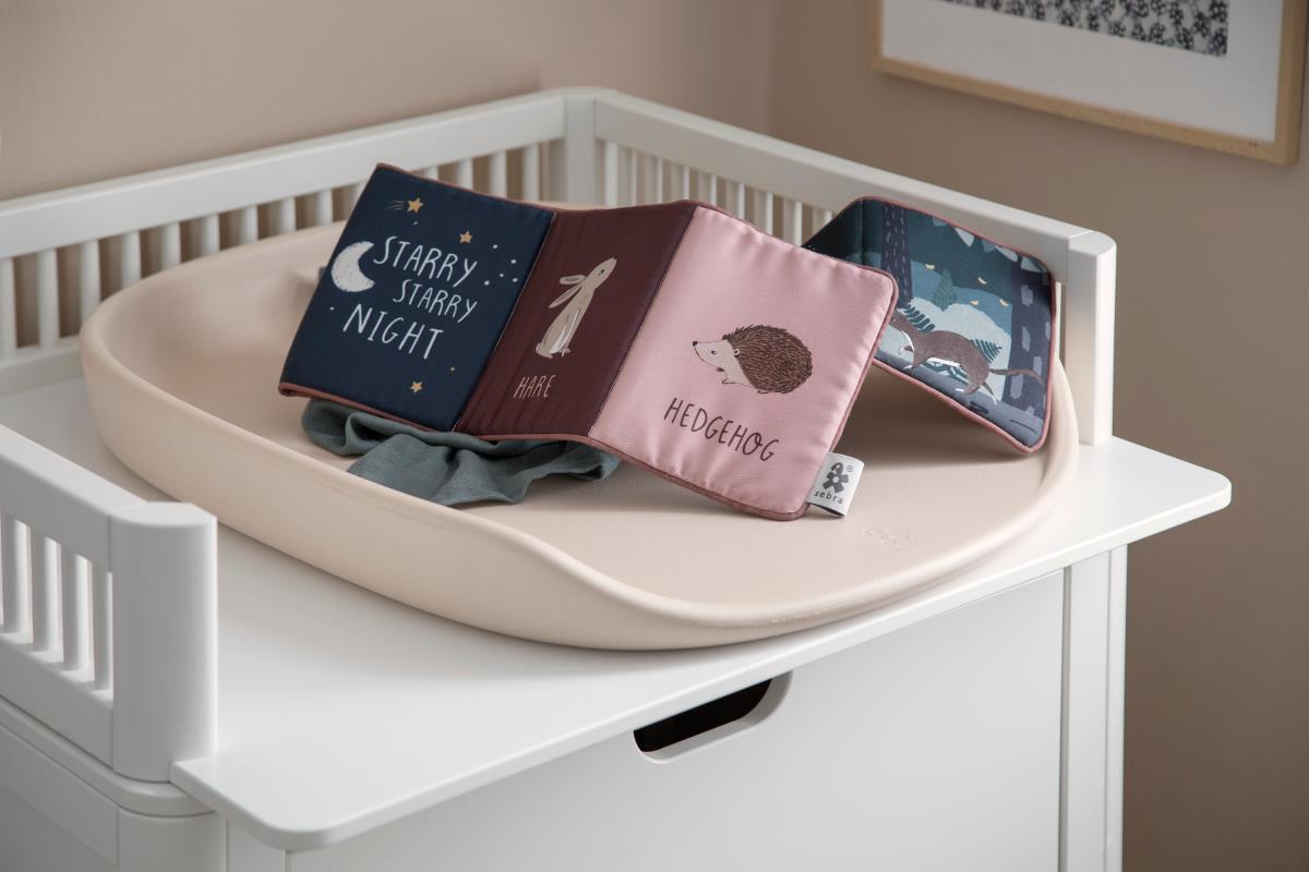 Sebra Stoffbuch Nightfall „dreamy rose“ auf Wickeltisch