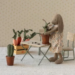 Maileg Puppenhaus Garten-Set inkl. Tisch, Stühle und Bank, Hasengröße Mood 1