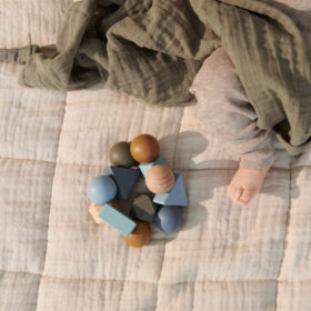 Liewood Anna Rassel aus Buchenholz „Whale blue multi mix“ 02