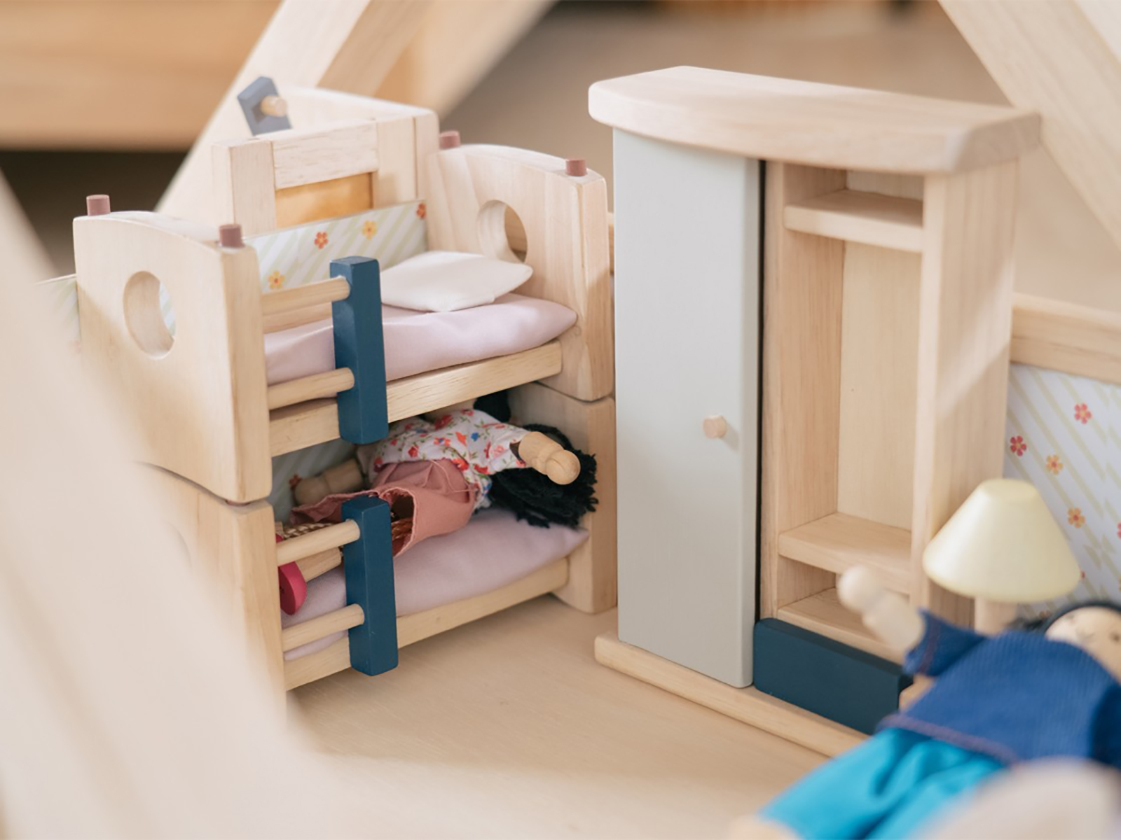 PlanToys Kinderzimmer „Orchard“ Puppenhausmöbel-Set 02