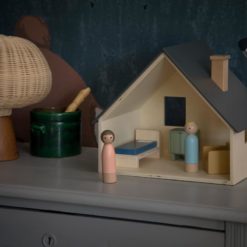 Sebra Puppenhaus mit Möbeln und Puppen aus Holz 02