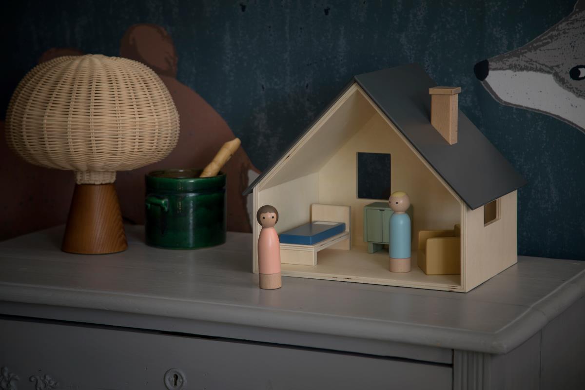 Sebra Puppenhaus mit Möbeln und Puppen aus Holz 02