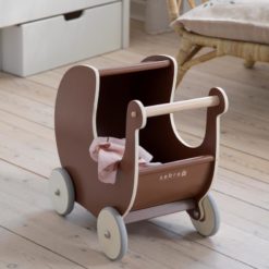 Sebra Puppenwagen „dark amber“ aus Holz 02