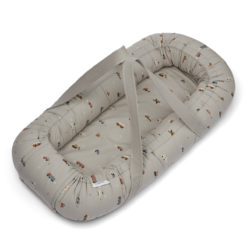 Liewood Gro Babylift / Babynest „Vehicles dove blue mix“, Bio-Baumwolle