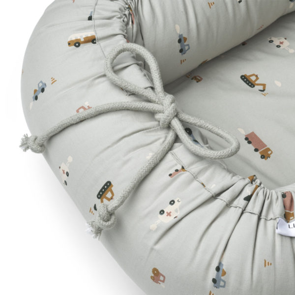Liewood Gro Babylift / Babynest „Vehicles dove blue mix“, Bio-Baumwolle