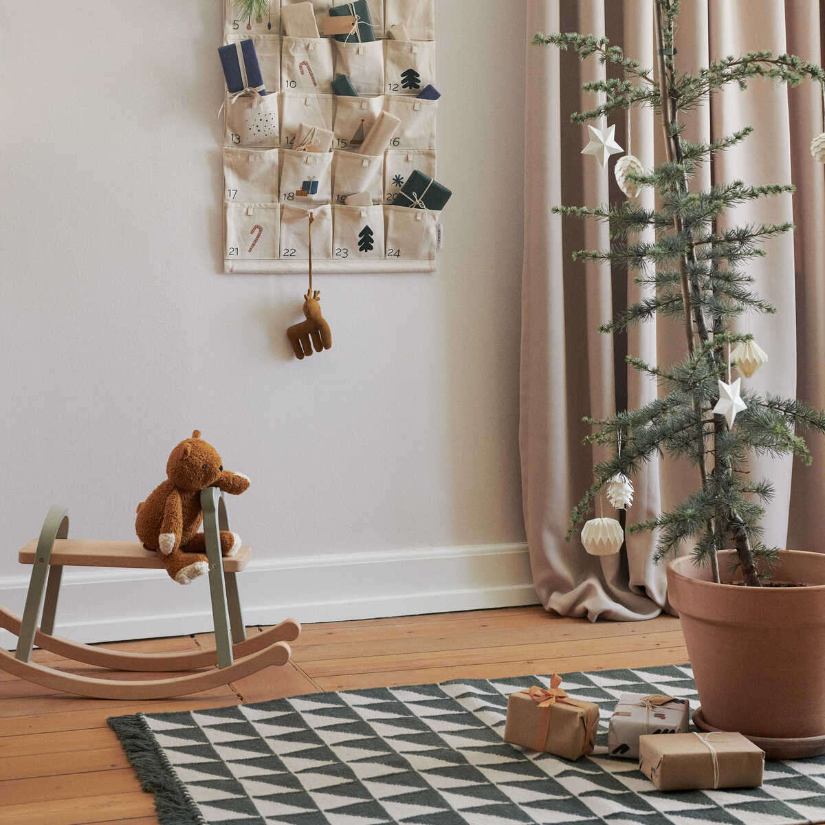 Liewood Teppich Berlin „Triangle hunter green mix“, 90x130cm Mood 02