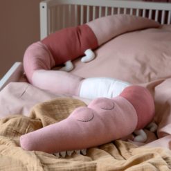 DELISTED Sebra Bettschlange Sleepy Croc „blossom pink“, gestrickt, 190cm – Bild 2