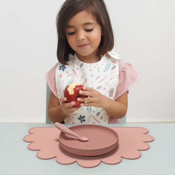 Cam Cam Lätzchen mit Auffangtasche „ Pressed Leaves Rose : Dusty Rose“ mit Mädchen