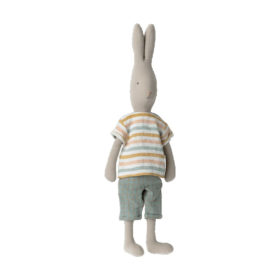 Maileg Hase mit Shorts und T-Shirt, Gr. 4 - 63cm 01
