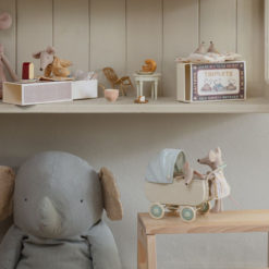 Maileg Vintage-Puppenwagen „Blue“ Micro, 15x10cm Mood